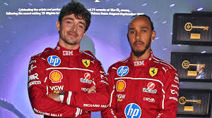 Deux pilotes à droite : Lewis Hamilton et à sa gauche Charles Leclerc