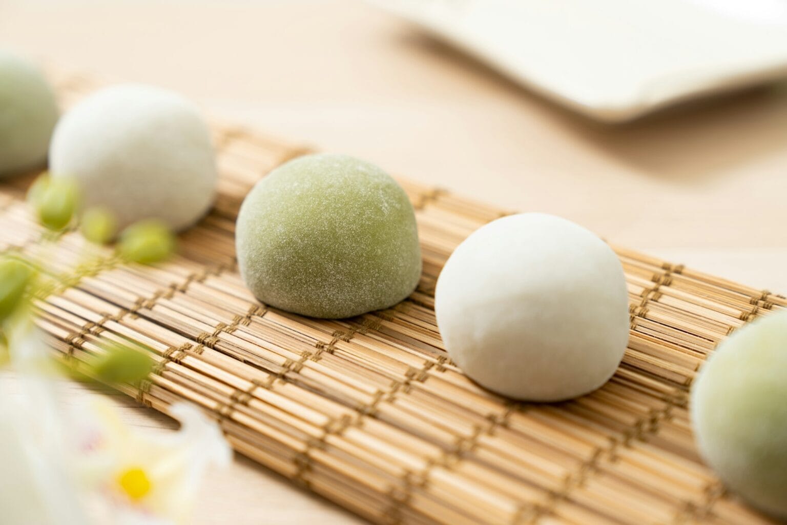 mochi blanc et vert alliner sur du bambou
